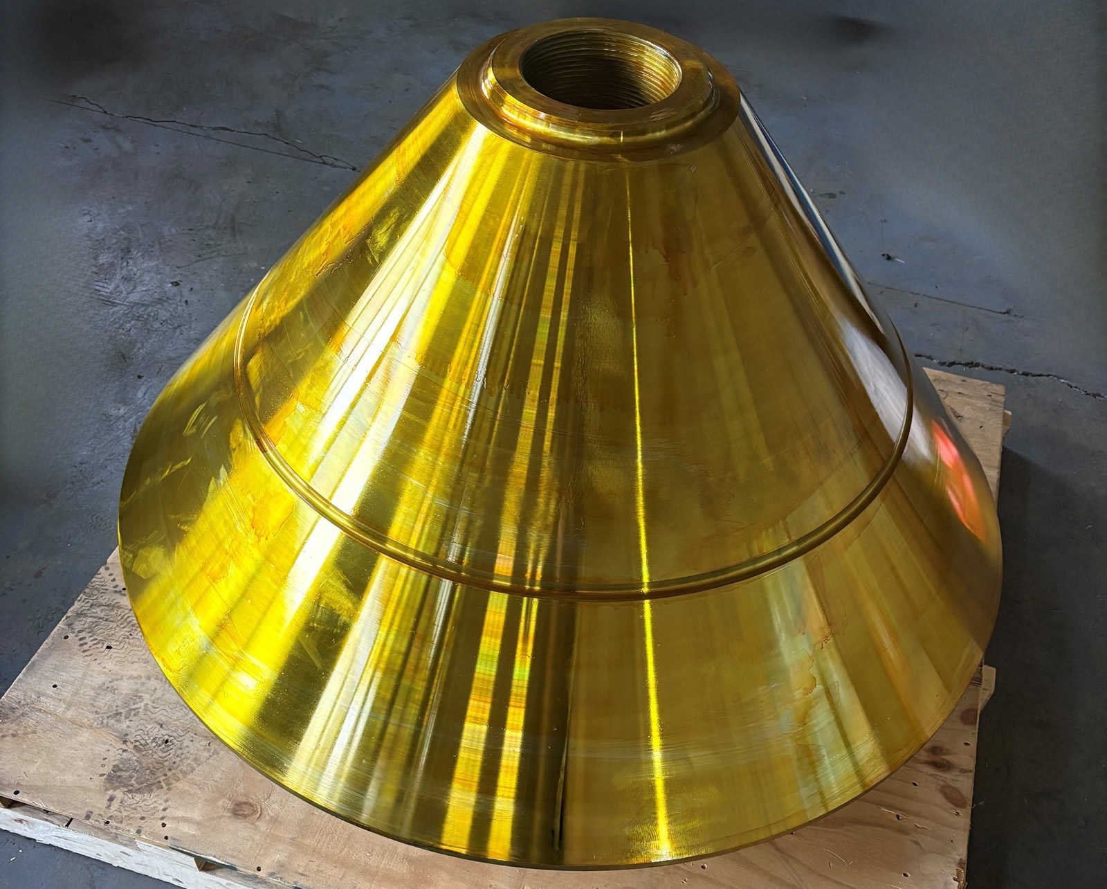 6c07daf22b17afbf1bcf456dea73e132.jpg 3】metso-HP400-cone-crusher-7082404311-Head-center