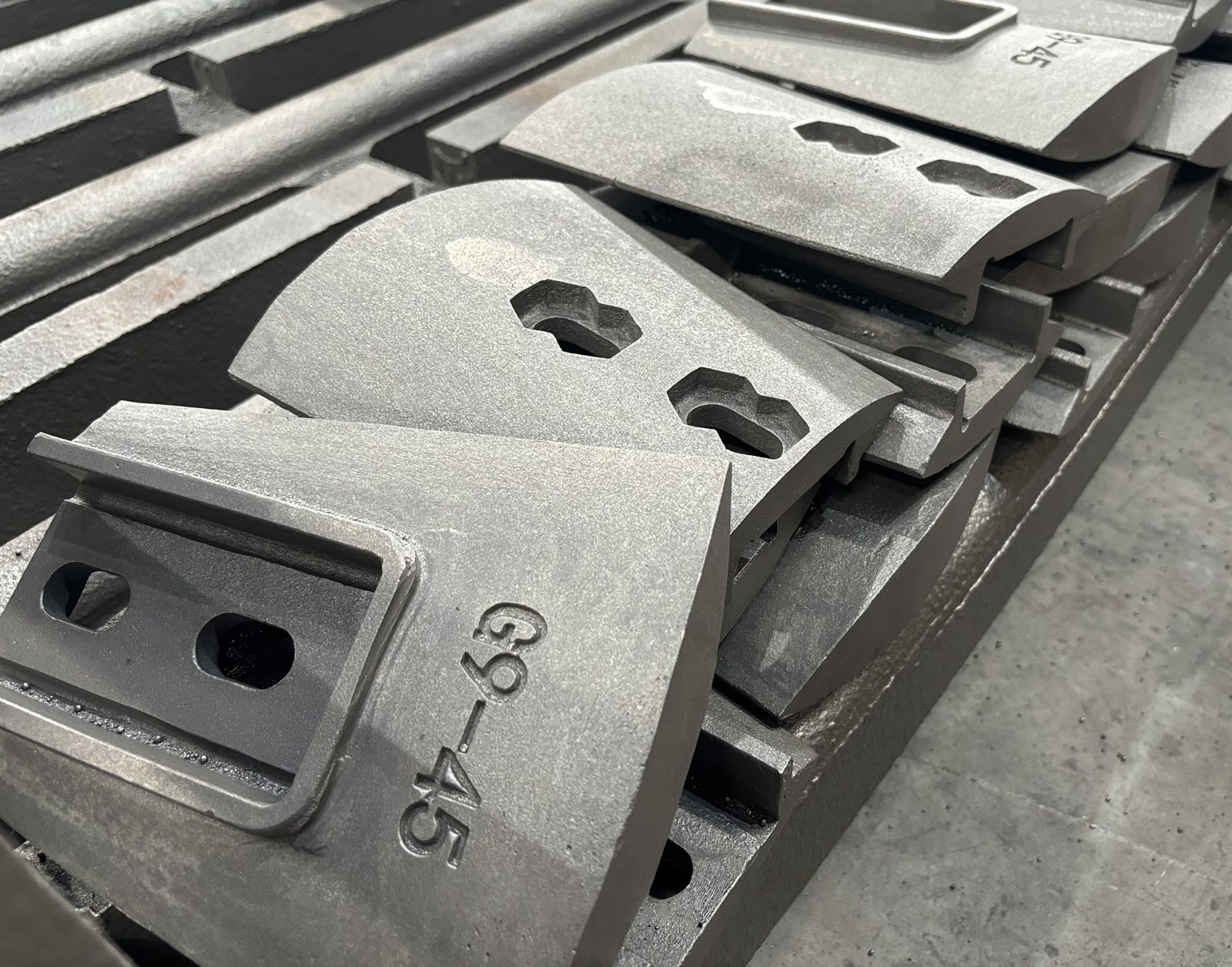 Wood-Mold-Sand-Casting-manufacture-High-chrome-cast-iron-products